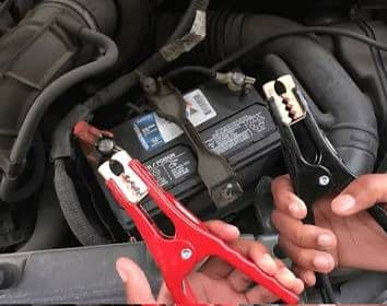 picture of a roadside assistance mechanic doing emergency work on a vehicle
